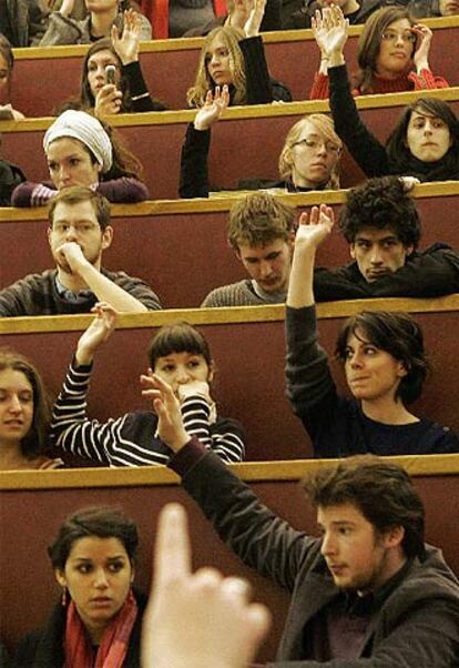 Estudiantes de la Sorbona votan en la asamblea de ayer.