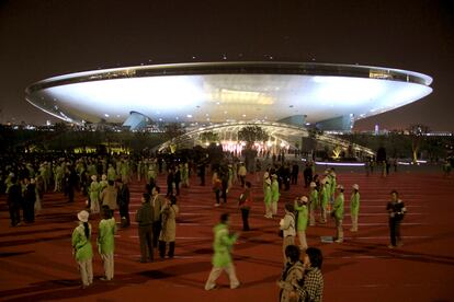 Un grupo de personas ante el Centro Cultural al finalizar el espectáculo de fuegos artificiales con el que se ha inaugurado la Exposición Universal de Shanghai 2010 que mañana se abrirá oficialmente.