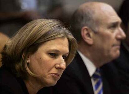 Tzipi Livni (izquierda), junto a Ehud Olmert, durante la reunión celebrada ayer en Jerusalén.