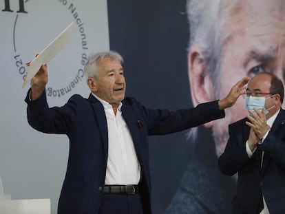 José Sacristán calma los aplausos tras recibir el Premio Nacional de Cinematografía 2021 de manos del ministro de Cultura y Deporte, Miquel Iceta.