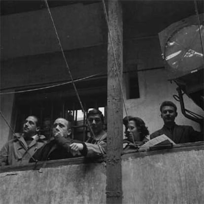 Rafael Azcona (tercero por la izquierda), en 1957, durante el rodaje de &#39;El pisito&#39;, de Marco Ferreri.