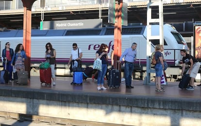 El paro ha provocado la cancelación de 274 trenes AVE y Larga Distancia en plena operación salida.