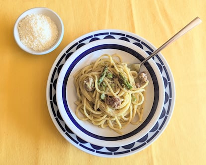 Pasta con espárragos verdes y salchichas