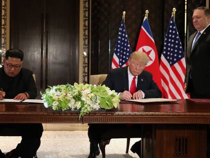 U.S. President Donald Trump and North Korea's leader Kim Jong Un sign documents that acknowledge the progress of the talks and pledge to keep momentum going, after their summit at the Capella Hotel on Sentosa island in Singapore June 12, 2018. As they are watched by Kim Yo Jong, sister of North Korean leader Kim Jong Un and U.S. Secretary of State Mike Pompeo. REUTERS/Jonathan Ernst