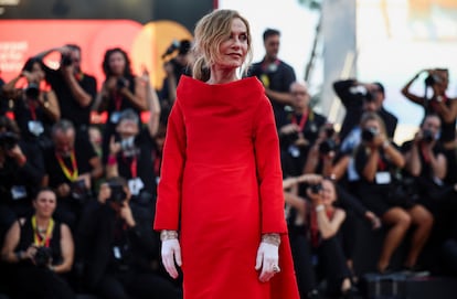 La presidenta del jurado del 81ª festival de Venecia, Isabelle Huppert, durante la gala inaugural, este miércoles.