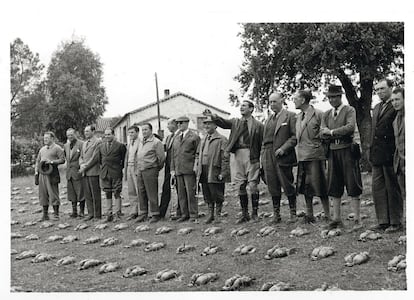 En las imágenes de la cacería de 1959 se contempla a Franco rodeado de su familia y de amigos. Se distingue a miembros de su casa, Fernando Fuertes de Villavicencio, Vicente Gil, Franco Salgado-Araujo; algún integrante del Gobierno, como el ministro de Agricultura, y conocidos aristócratas.