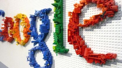 En varias ocasiones, Google ha hecho homenaje a las piezas de LEGO. Esto es porque el primer rack de la compañía se construyó precisamente con estas piezas, y constaba de diez discos duros de 4 GB de almacenamiento cada uno.
