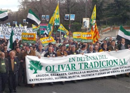 Los manifestantes marchan por el centro de Madrid.