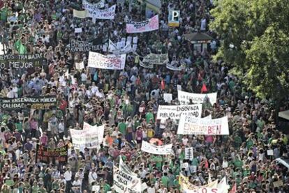 Miles de profesores se han concentrado ante la Consejería de Educación para protestar contra la ampliación del horario lectivo y la supresión de miles de puestos de interinos en la Comunidad de Madrid.