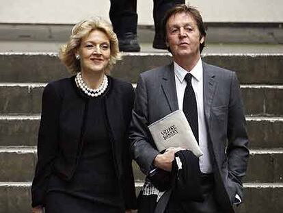 Paul McCartney y su abogada Fiona Shackleton.