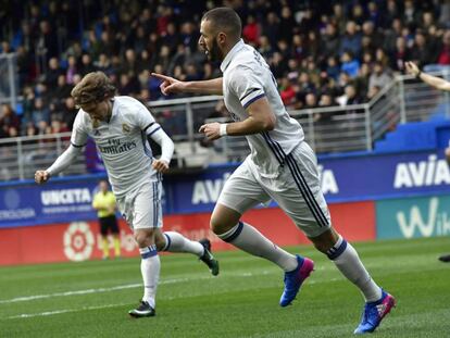 Benzema celebra su gol junto a Modric,