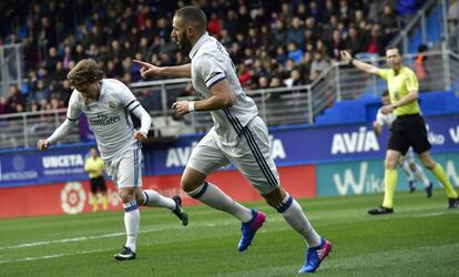 Benzema celebra su gol junto a Modric,