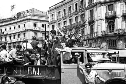 Grupos de la FAI en la Puerta del Sol de Madrid.