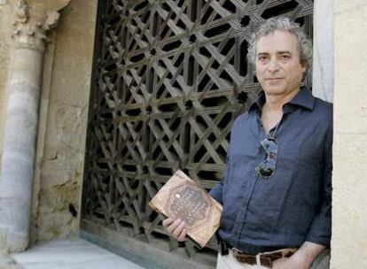 Ildefonso Falcones<i>, </i>ayer en una de las puertas de la mezquita de Córdoba.