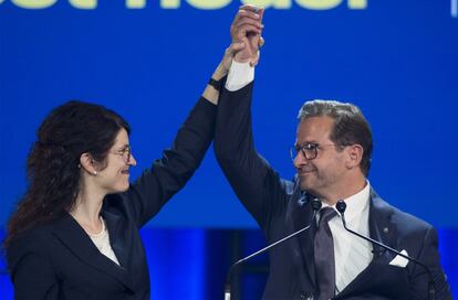 El líder del bloque quebequense, Yves-Francois Blanchet, con la mano levantada por su esposa Nancy Deziel mientras habla con sus partidarios en la noche de las elecciones federales en Montreal, el 22 de octubre de 2019.  