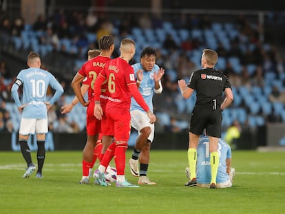 El centrocampista peruano Renato Tapia se disculpa con el árbitro Hernández Hernández durante el partido ante el Sevilla en Balaídos.