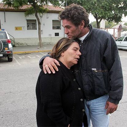 Rosario Barbero, madre de la asesinada, con su compañero, ante el cuartel de la Guardia Civil en Utrera.