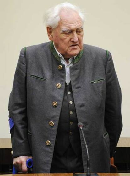 Josef Scheungraber toma asiento al inicio del juicio.