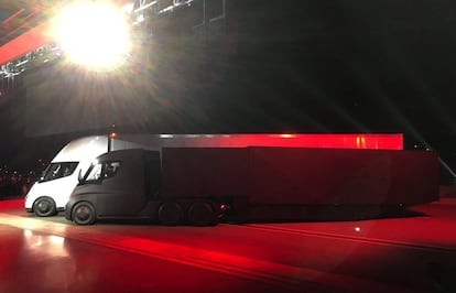 Dos modelos de Tesla Semi durante su presentación en Hawthorn, California.
