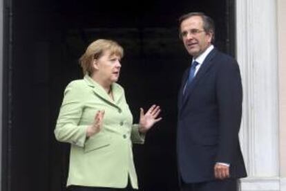 El primer ministro Griego, Andonis Samarás (der), recibe a la canciller alemana, Angela Merkel (izq), en sede del gobierno griego de Atenas, en Grecia. EFE/Archivo