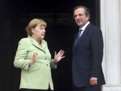 El primer ministro Griego, Andonis Samarás (der), recibe a la canciller alemana, Angela Merkel (izq), en sede del gobierno griego de Atenas, en Grecia. EFE/Archivo