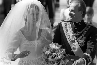 Doña Elena y su padre, el Rey Juan Carlos, se dirigen desde los Reales Alcázares a la catedral de Sevilla, para la boda, el 18 de marzo de 1995.