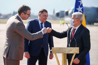 Aleksandar Vucic (izquierda) y Sefik Dzaferovic chocan el puño. En medio, otro miembro de la presidencia tripartita bosnia, Milorad Dodik, el día 2 en el aeropuerto de Sarajevo.