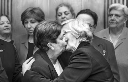 The Lideresas recreate the kiss between communist leaders Leonid Brezhnev and Erich Honecker in 1979.