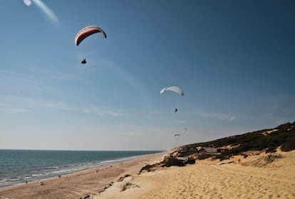 Parapentistas volando sobre la playa del Espacio Natural de Doñana (Huelva).