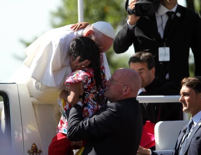 Un hombre de la seguridad del papa Francisco alza a la niña Sophia Cruz para que hable con el pontífice. Fue en 2015 en Washington.