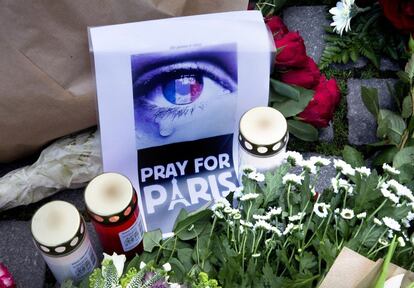 Ofrendas en la embajada Francesa de Copenhague.