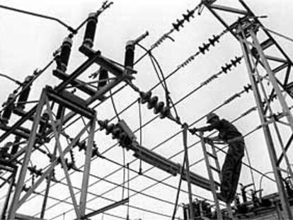 Un operario trabaja en un tendido eléctrico.
