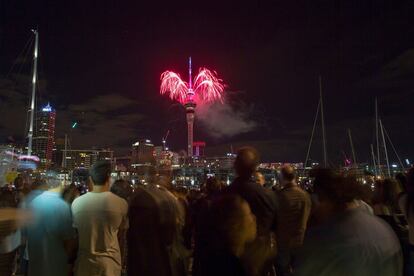 500 kilos de fuegos artificiales se han utilizado en Auckland, sobre el Sky Tower, para celebrar la entrada del nuevo año.