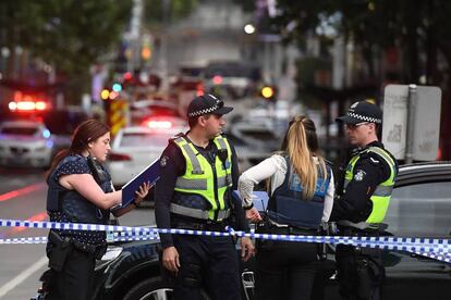 Australia elevó su alerta en 2015 por el temor al retorno de radicales que se hubiesen sumado a grupos terroristas en países de Oriente Próximo. En la imagen, agentes de la policía en la escena del atentado en el centro de Melbourne.