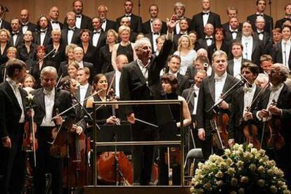 El director Daniel Barenboim, en el concierto de esta noche en la Plaza Mayor de Madrid.