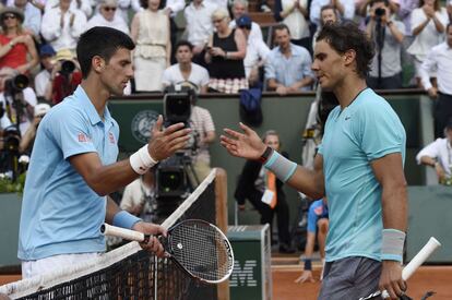 Nadal y Djokovic se saludan tras la victoria del español en la final de Roland Garros 2014.
