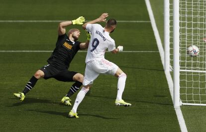 Karim Benzema, del Real Madrid, marca un gol posteriormente anulado por fuera de juego.