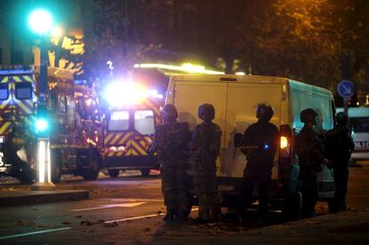 La policía francesa asegura el área cerca de la sala de conciertos Bataclan, en el centro de París, donde han muerto más de 80 personas.