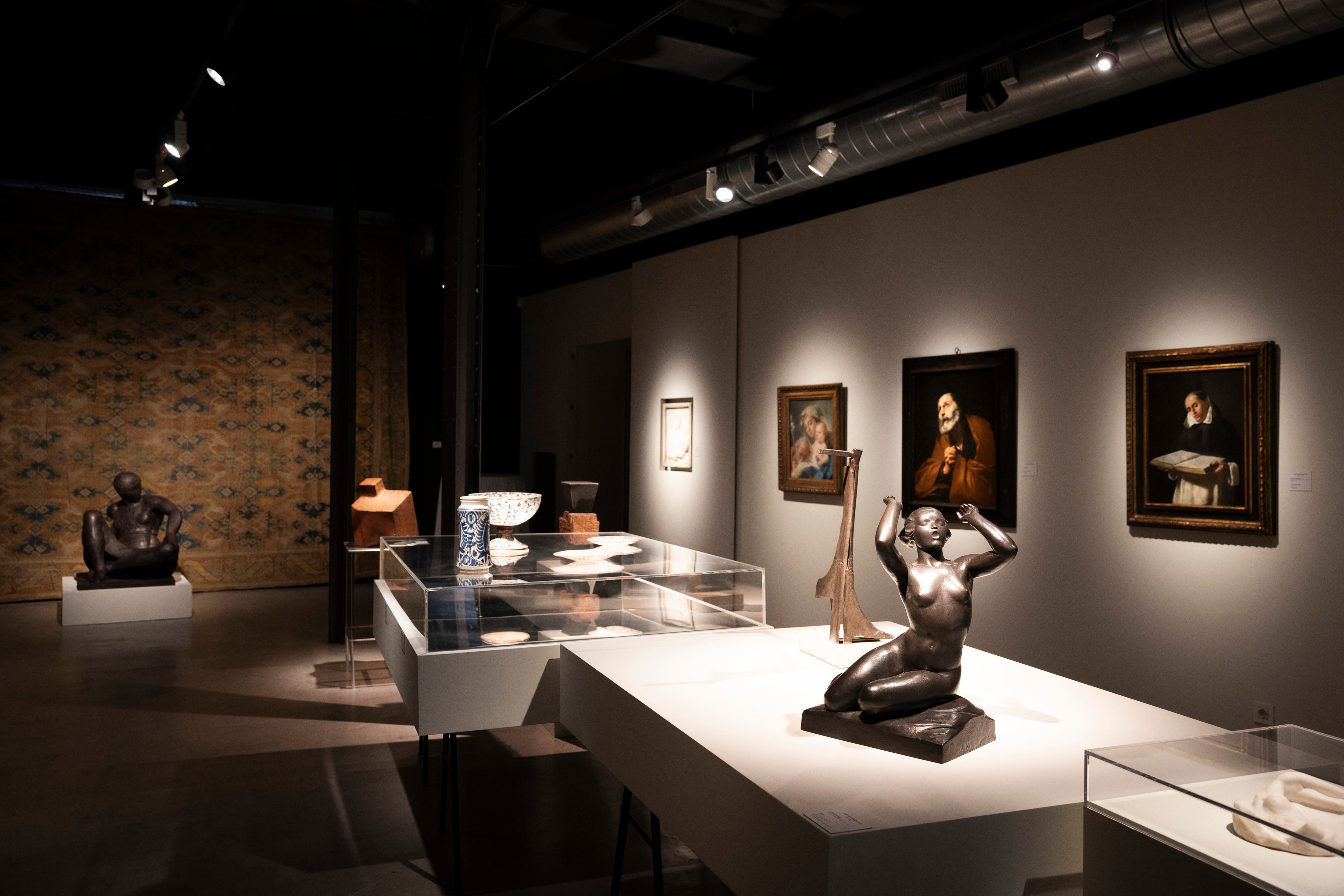 La exposición reúne 37 obra entre pinturas, esculturas, cerámicas y una alfombra de 1630.