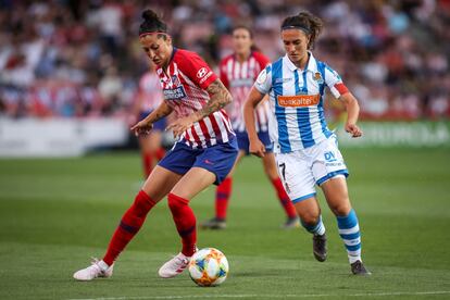 J. Hermoso del Atlético de Madrid disputa el balón con Nahikari de La Real Sociedad.