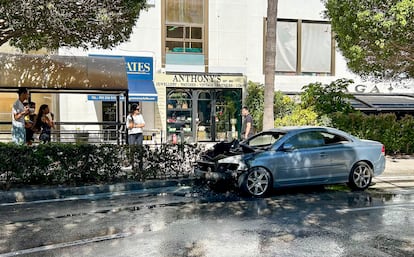 Un coche quemado en Puerto Banus, Marbella (Málaga), a finales de marzo.