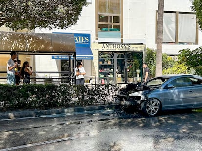 Un coche quemado en Puerto Banus, Marbella (Málaga), a finales de marzo.