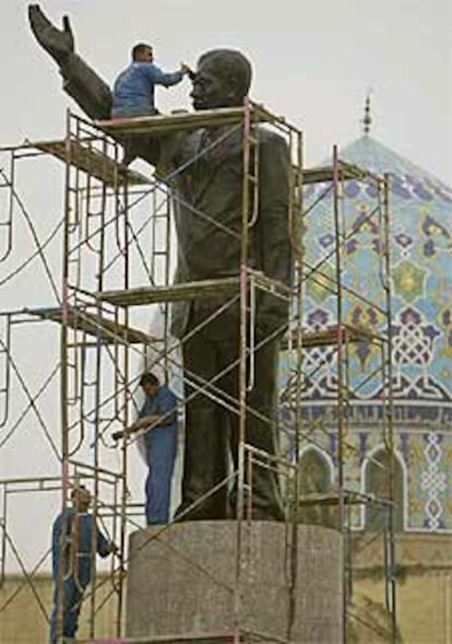 Un obrero trabaja en la limpieza de una estatua de Sadam Husein en Bagdad.