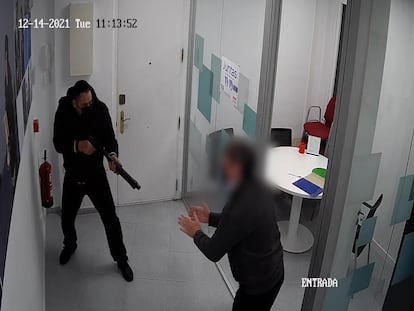 Imagen captada por las cámaras de seguridad de las oficinas de Securitas en Tarragona, el 14 de diciembre de 2021.