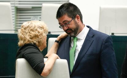 El concejal de Economía, Carlos Sánchez Mato, conversa con la alcaldesa de Madrid, Manuela Carmena