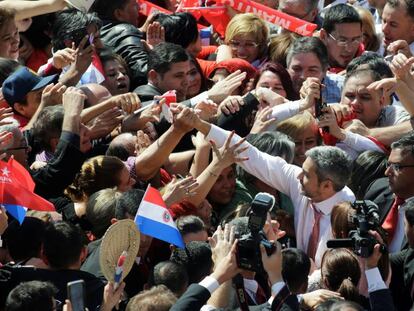 Mario Abdo Benítez, rodeado de seguidores, la semana pasada en Asunción