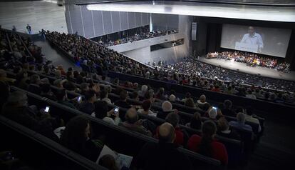 El líder de Podemos, Pablo Iglesias, se dirige a más de 3.500 asistentes que han abarrotado el palacio de congresos de Sevilla.