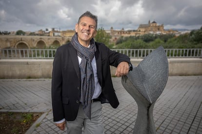 Antonio Manuel, together with a sculpture dedicated to Federico García Lorca, in Córdoba.