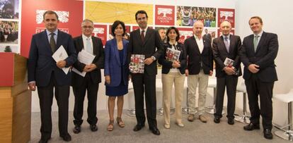 El presidente de la Fundaci&oacute;n Bot&iacute;n, Javier Bot&iacute;n, posa hoy junto a su equipo directivo momentos antes de la presentaci&oacute;n de la memoria de actividad de la entidad en 2015.