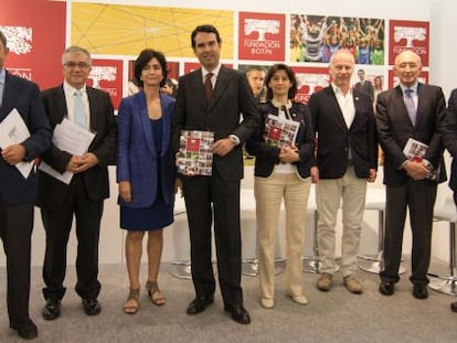 El presidente de la Fundaci&oacute;n Bot&iacute;n, Javier Bot&iacute;n, posa hoy junto a su equipo directivo momentos antes de la presentaci&oacute;n de la memoria de actividad de la entidad en 2015.